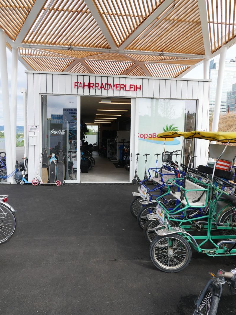 Vor einem Gebäude sind mehrere Fahrräder abgestellt, die als Zeichen für umweltfreundliche Mobilität stehen.