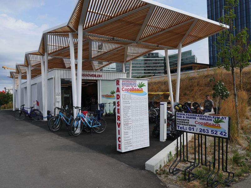 Vor einem Gebäude sind mehrere Fahrräder abgestellt, die als Zeichen für umweltfreundliche Mobilität stehen.